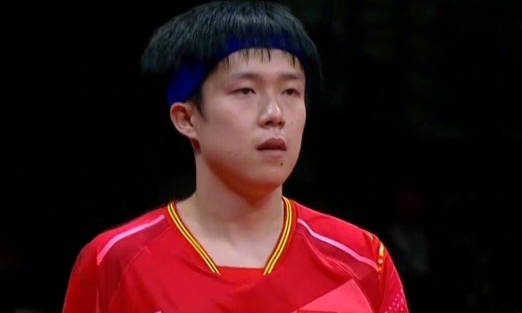 白袜男生踩脸