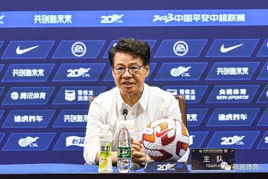 老外挺进娇妻的体内